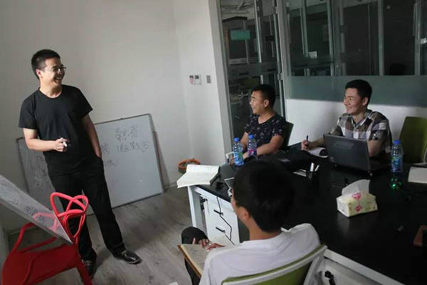 科夢多負責人為鳳凰貸培訓指導 科夢多負責人為鳳凰貸培訓指導